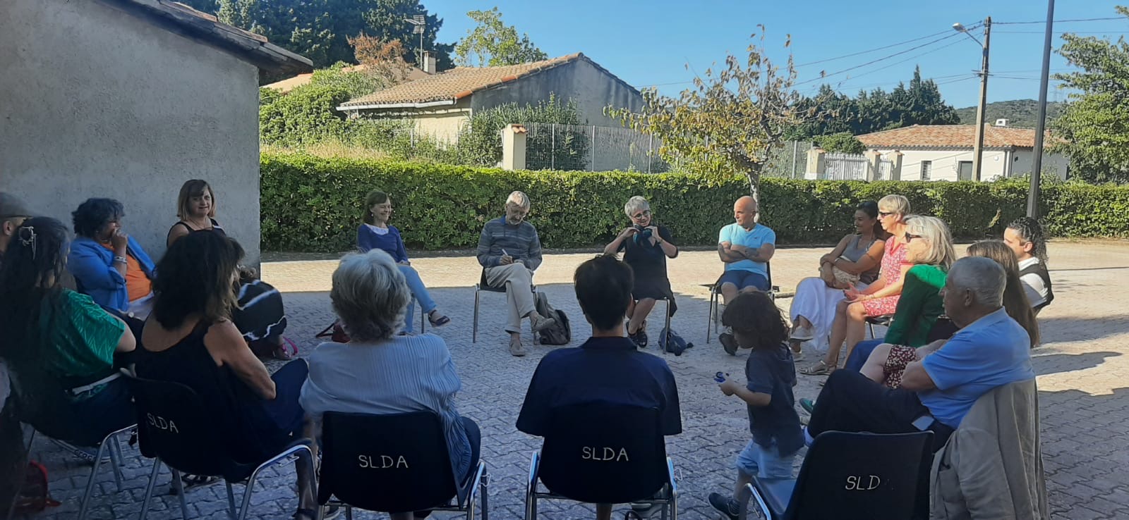 Un atelier philosophique animé en cercle avec un groupe