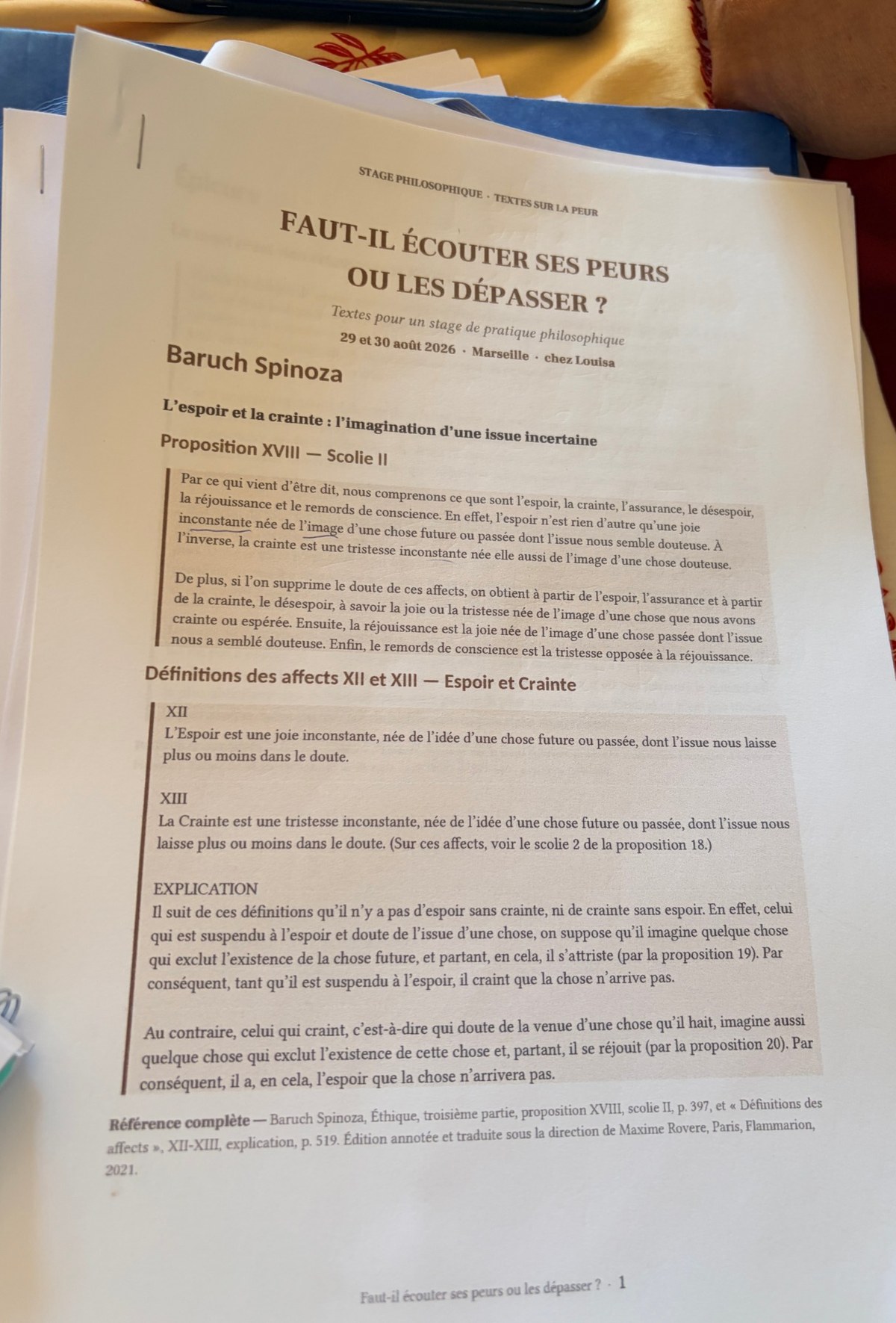 Le livret de textes du stage, ouvert sur les pages de Spinoza consacrées à l’espoir et à la crainte : proposition XVIII, scolie II de l’Éthique et définitions des affects XII et XIII.