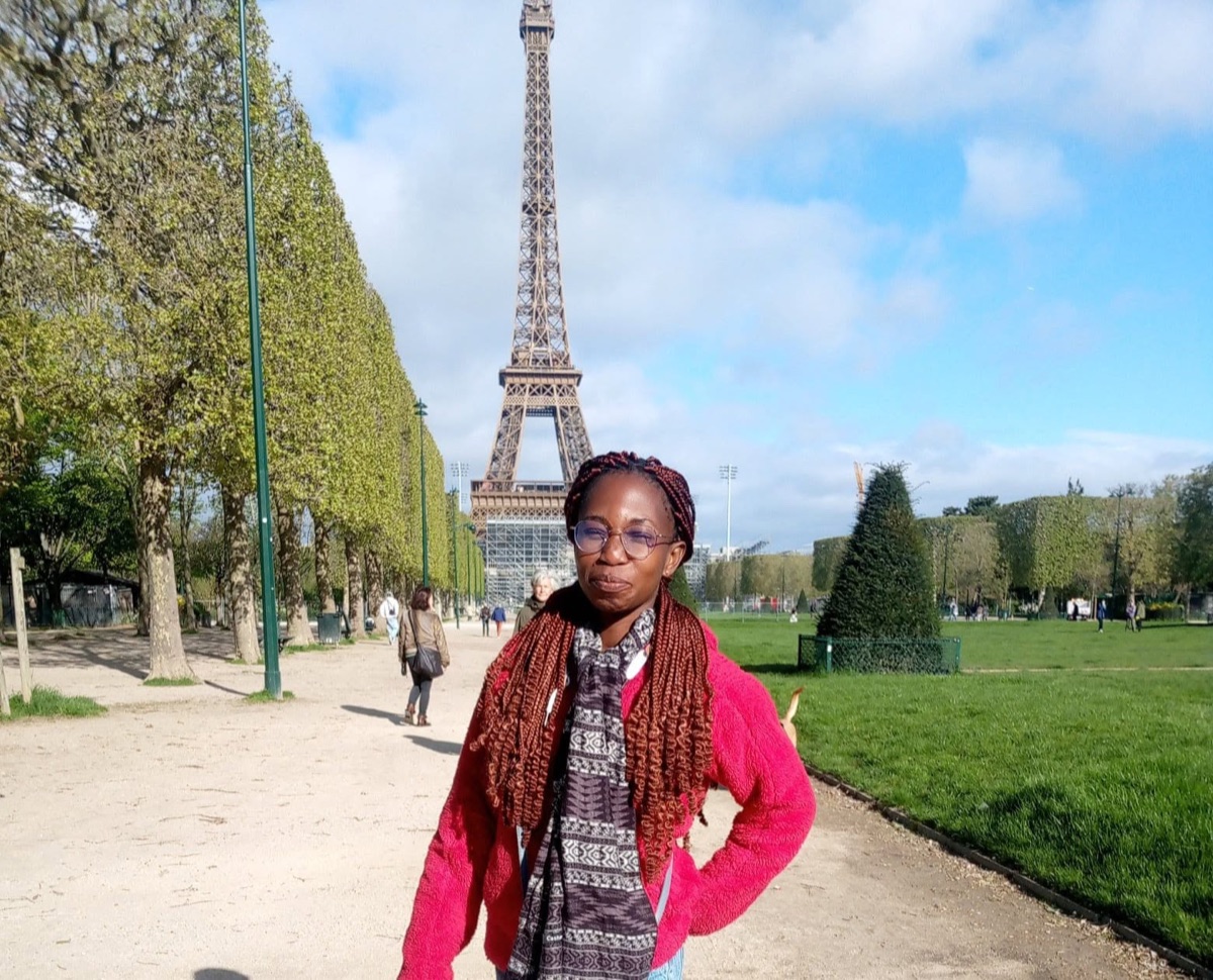 Bio devant la tour Eiffel, au Champ-de-Mars, à Paris.