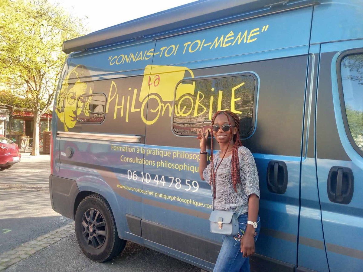 Bio devant la Philomobile, le camion où figure la philosophe Simone Weil.