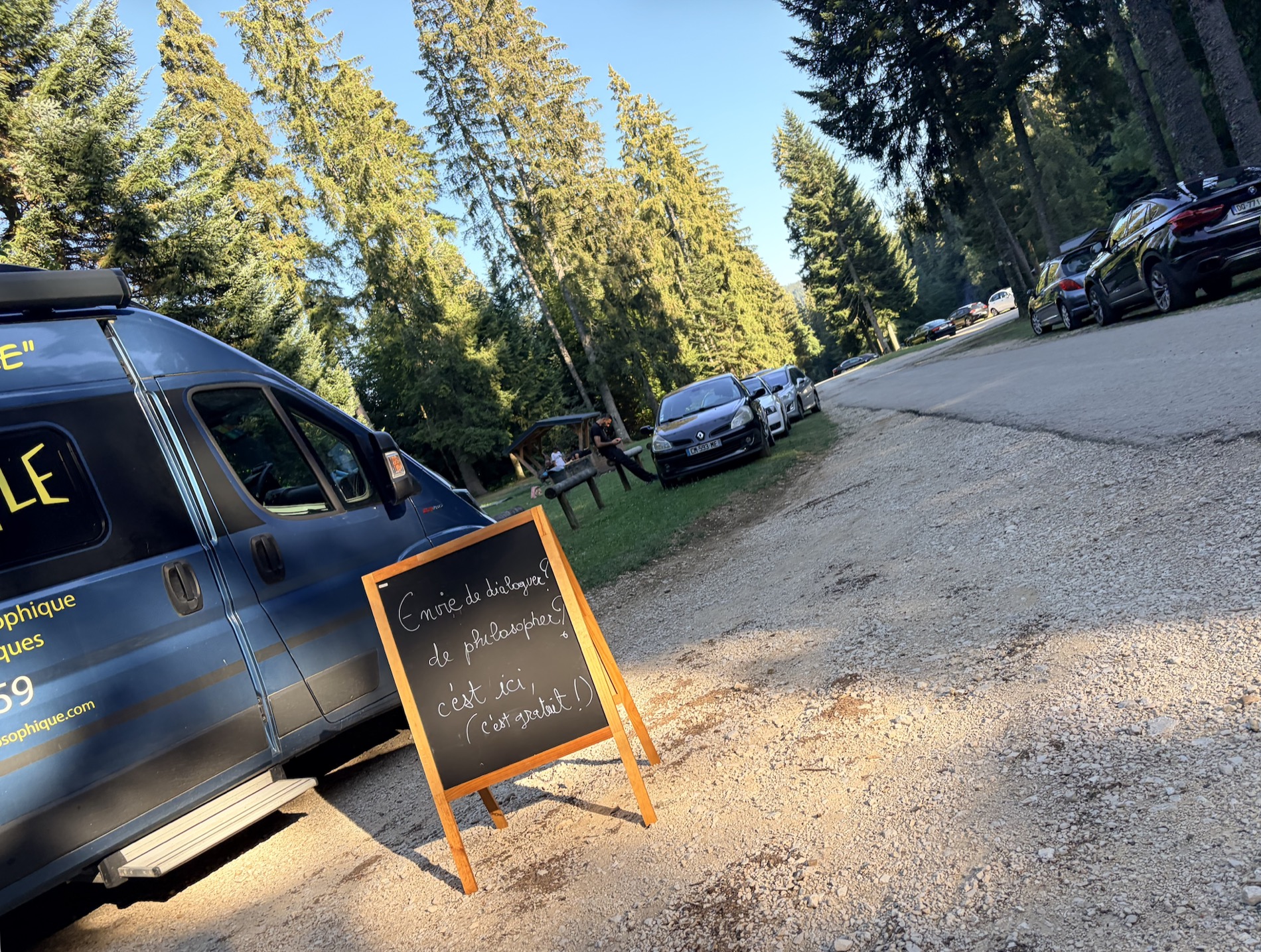 La pancarte installée près de la Philomobile, sur une aire au bord des arbres.